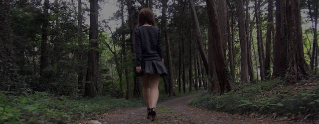 森の中を散歩している女性