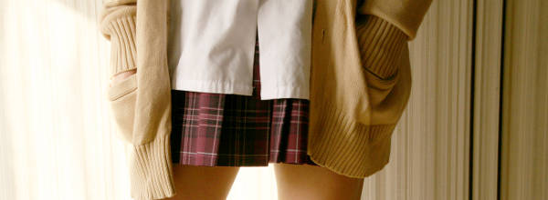 女子高校生赤色のチェックプリーツスカート