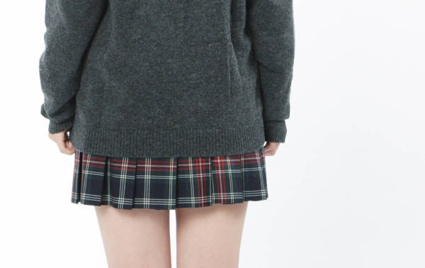 女子高校生セーターの下のプリーツスカート