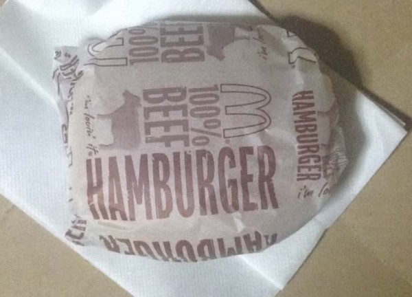 日本マクドナルドのハンバーガーのパッケージを撮った写真