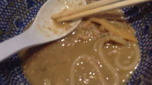 スープの中の　つけ麺のメンマと刻まれた肉