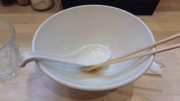 拉麺 吉法師にて食べた味玉とらーめん900円を食べ終えた図