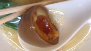 　拉麺 吉法師にて食べた味玉を半分食べた写真