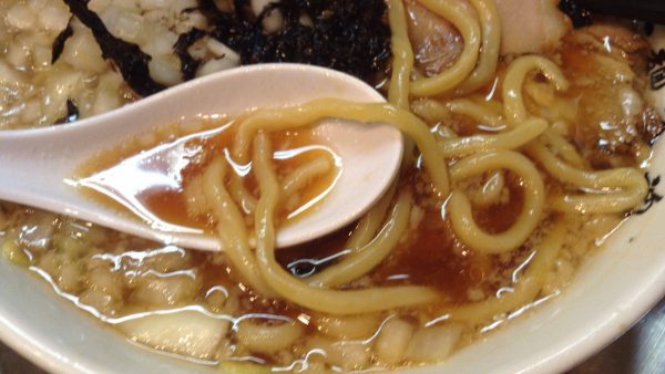 らーめん潤中華そば玉葱多めの麺とスープの写真