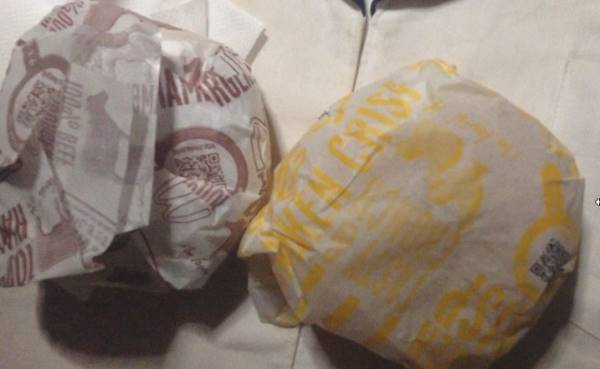 マクドナルドの100円バーガー ハンバーガーとチキンクリスプ