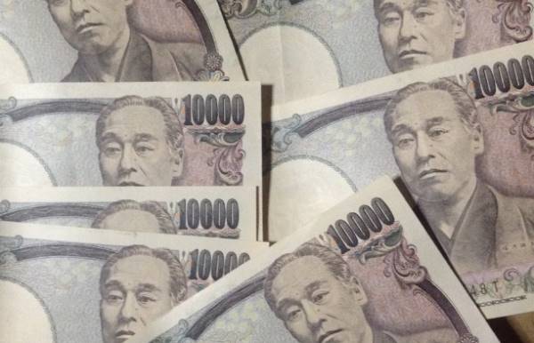 1万円札が数枚ある写真
