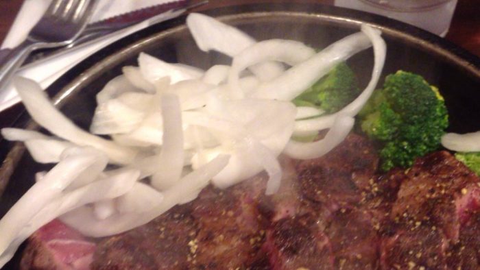 いきなり！ステーキのトッピングの玉葱とブロッコリーの写真