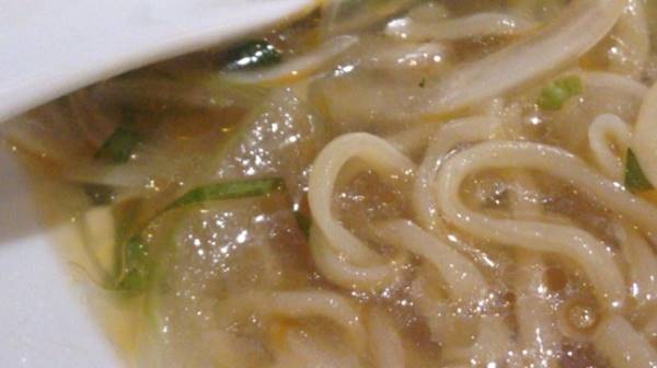 冷やし貝出汁そば 竹末東京プレミアムの限定麺の麺とスープの拡大図
