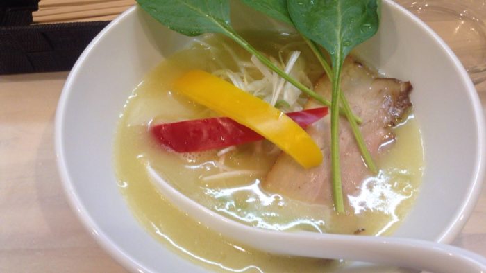鶏白湯 塩 拉麺 吉法師スープ拡大図