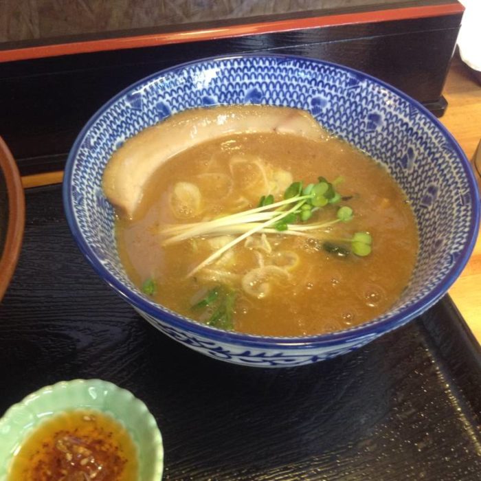 麺屋 頂 中川會の『濃厚魚介鶏つけめん』のスープ