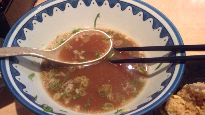 麺処なんでやねんの醤油麺のスープ