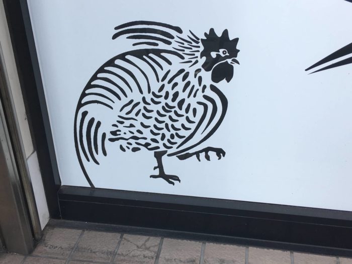 竹末東京プレミアムの店舗外面に書かれている鶏のデザイン