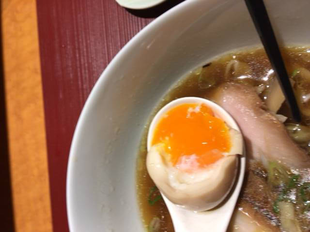麺 みつヰ　醤油(ラーメン)味玉を食べた図