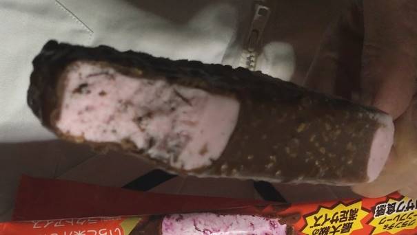 一口食べたアイスの図　ドデカチョコいちごバー (ラクトアイス)：メイトー