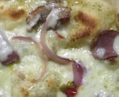 合鴨スモークのジェノベーゼピッツア｜薪窯ナポリピザ フォンターナのピザ