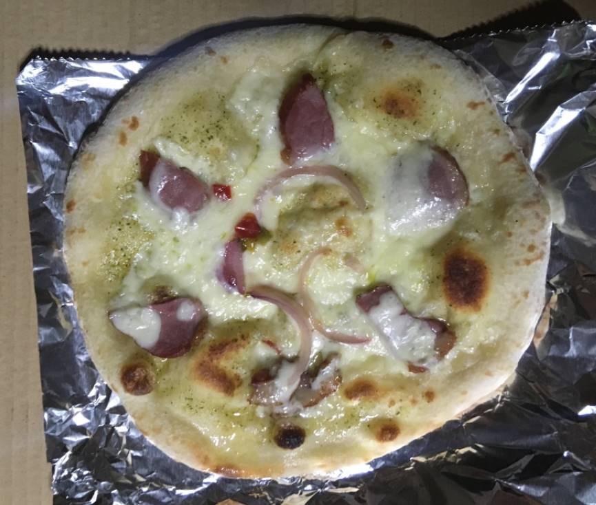 焼きあがったピザ｜合鴨スモークのジェノベーゼピッツア｜薪窯ナポリピザ フォンターナのピザ