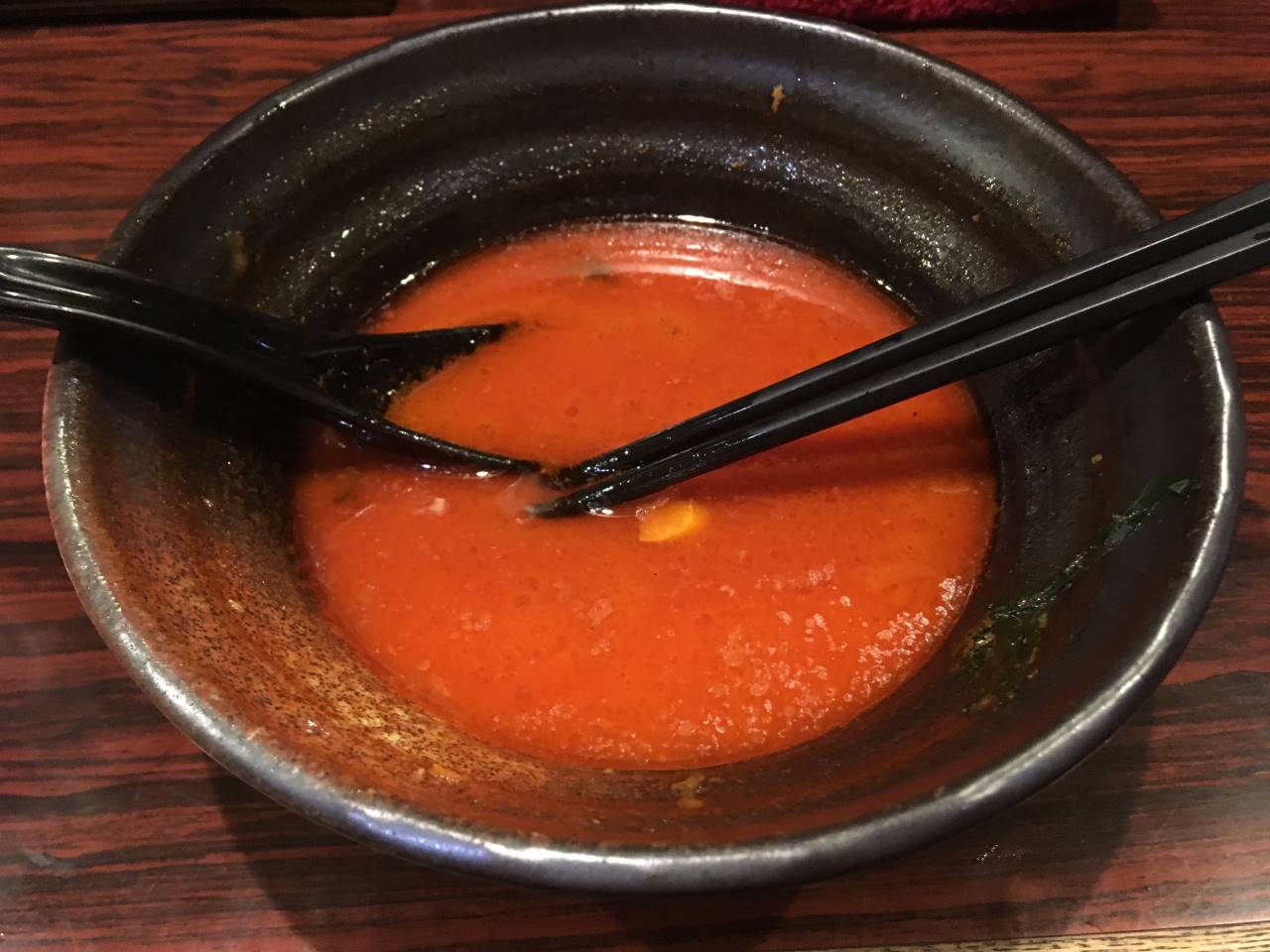 鉄火麺のスープは飲み干せない脂感