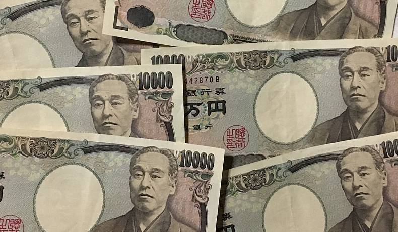 一万円札が数枚