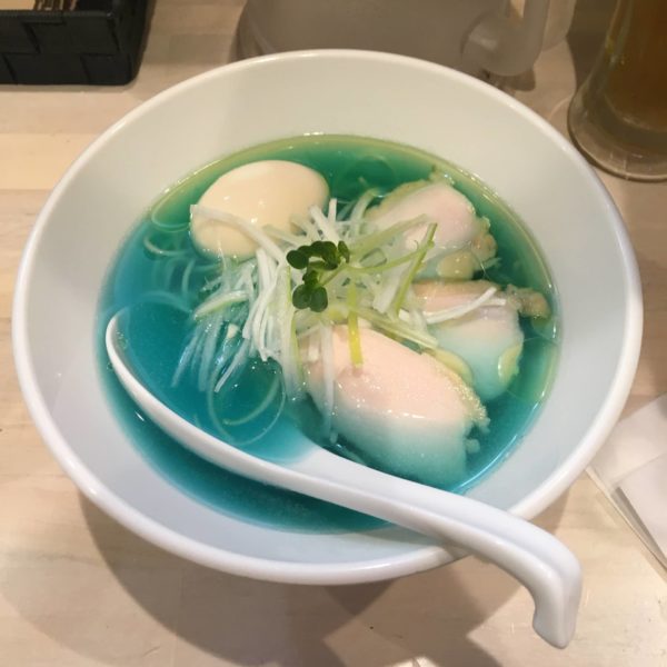 鶏清湯青　900円は青いスープのラーメン