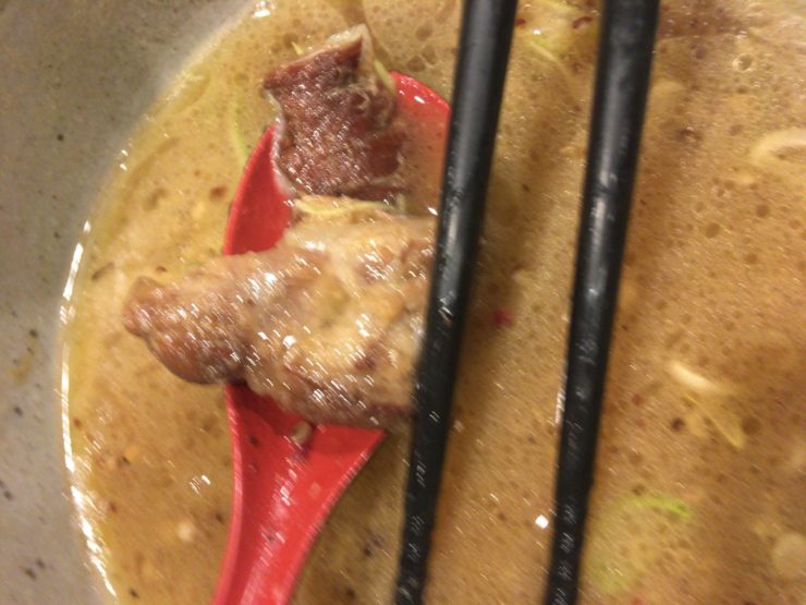 特製生姜鶏白湯に入っていた肉はかなりトロトロな柔らかさ