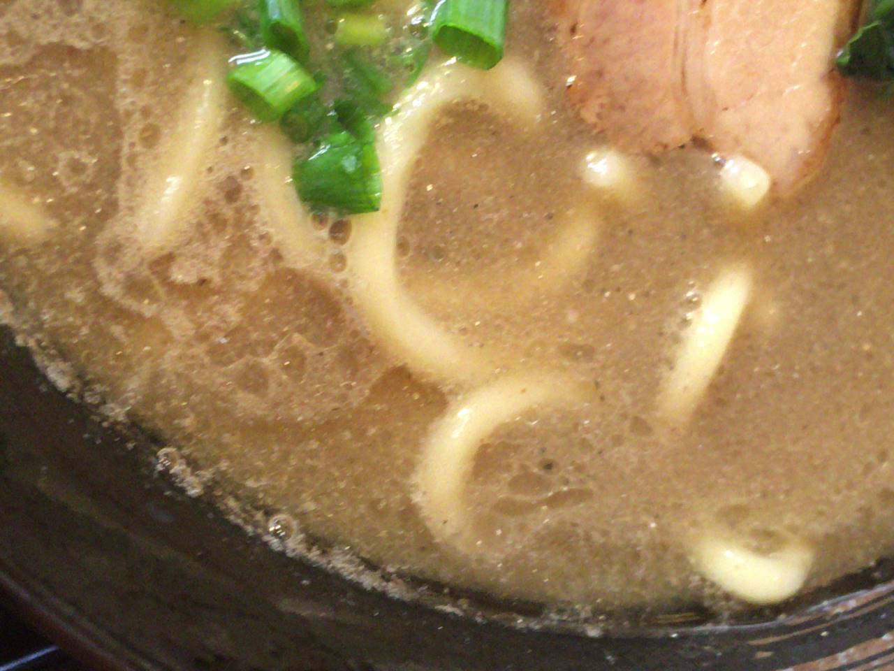 麺屋頂中川會の濃厚魚介鶏らーめん の麺は中太