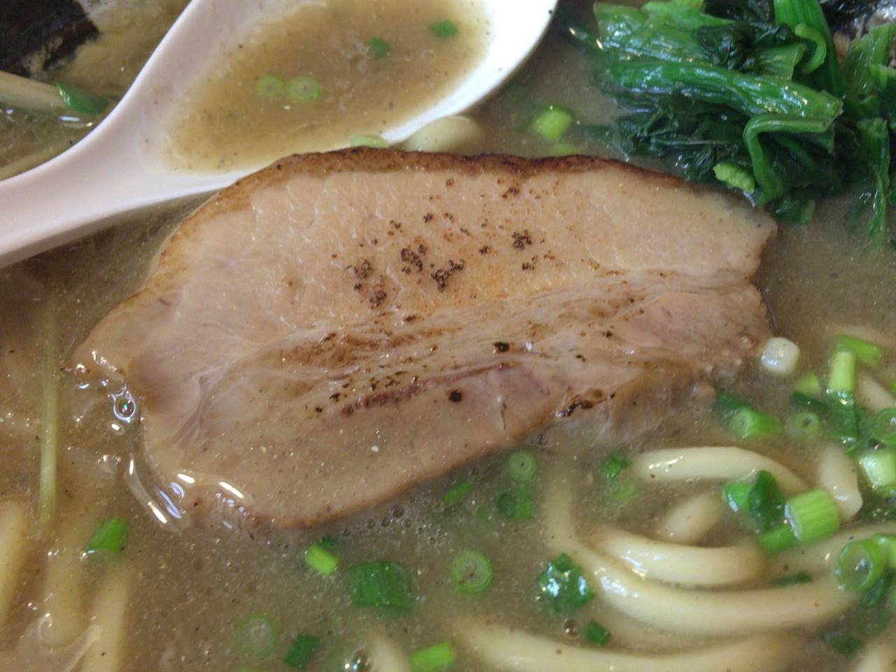 麺屋頂中川會の濃厚魚介鶏らーめん のチャーシューは煮豚