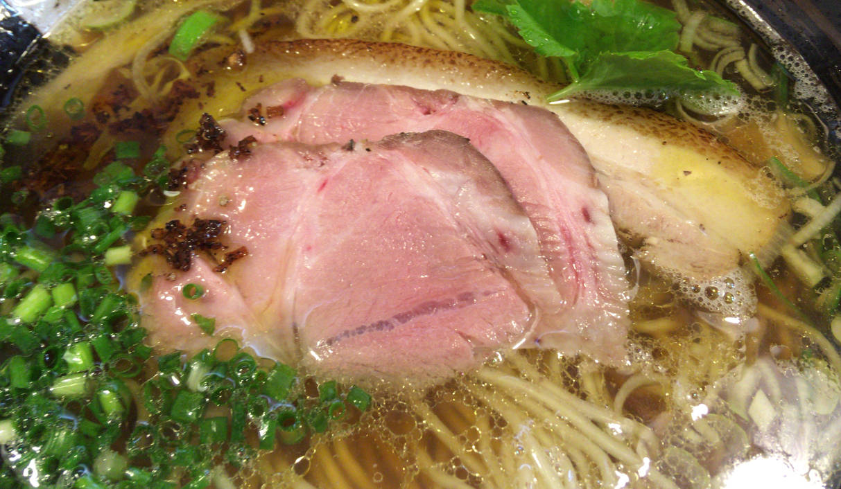 レアチャーシュー(低温調理の肉)と煮豚