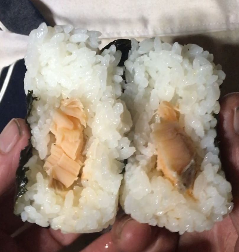 中身の具の鮭 ローソンのおにぎり「さけいくら」新潟コシヒカリおにぎり198円