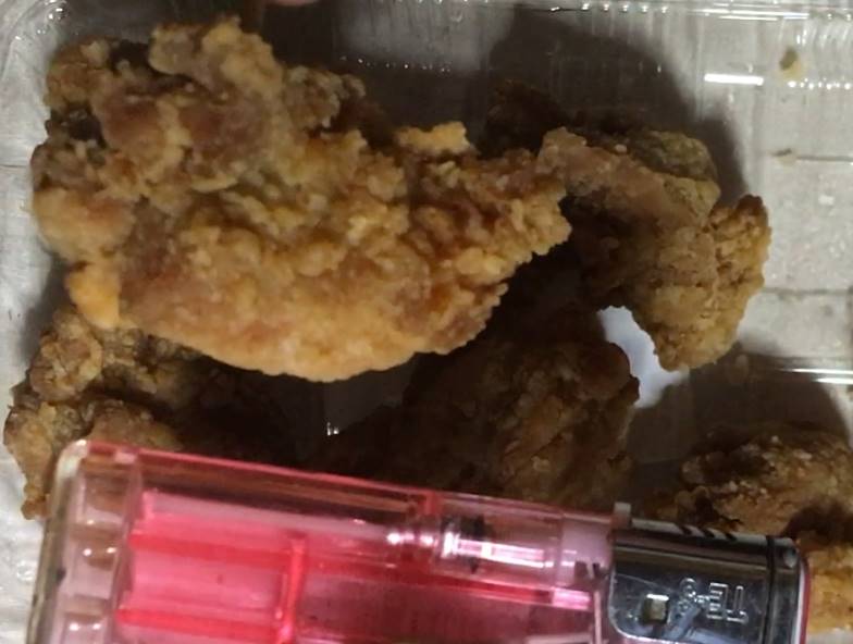 100円ライターとの大きさ比較:出汁香る若鶏もも和風唐揚げ(オーケー)
