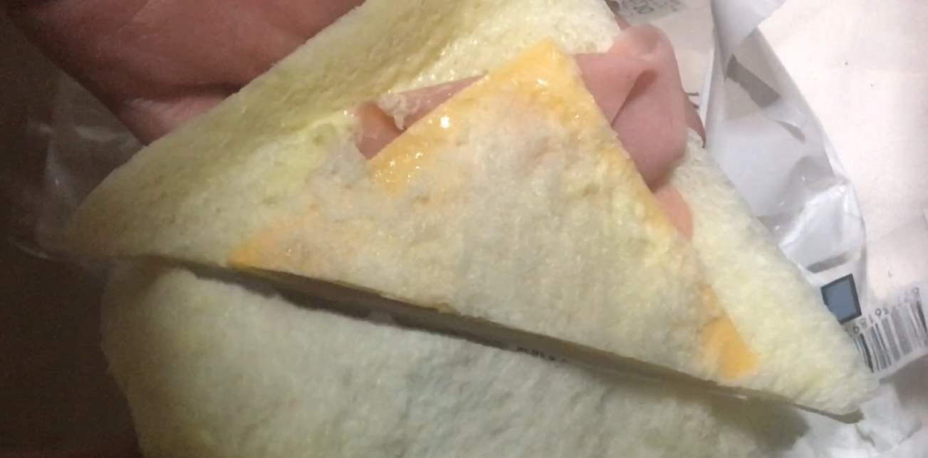 チーズの比率｜ハムチーズたまご｜ローソンのサンドイッチ