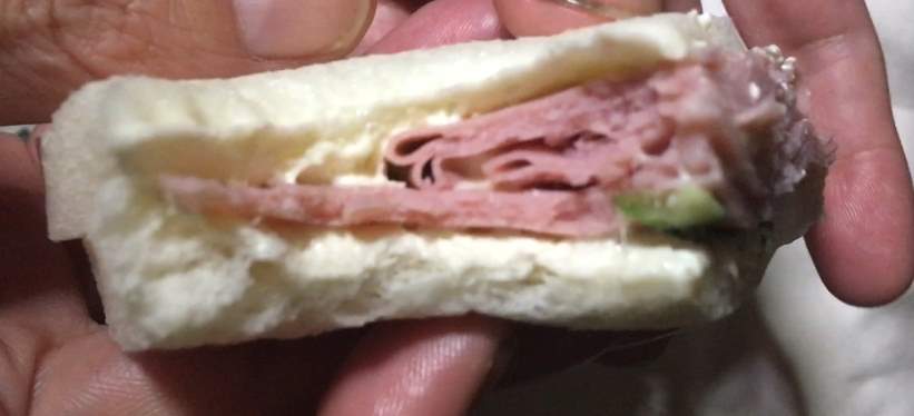 一口食べた状態:ローソンのサンドイッチ「ジューシーハム」