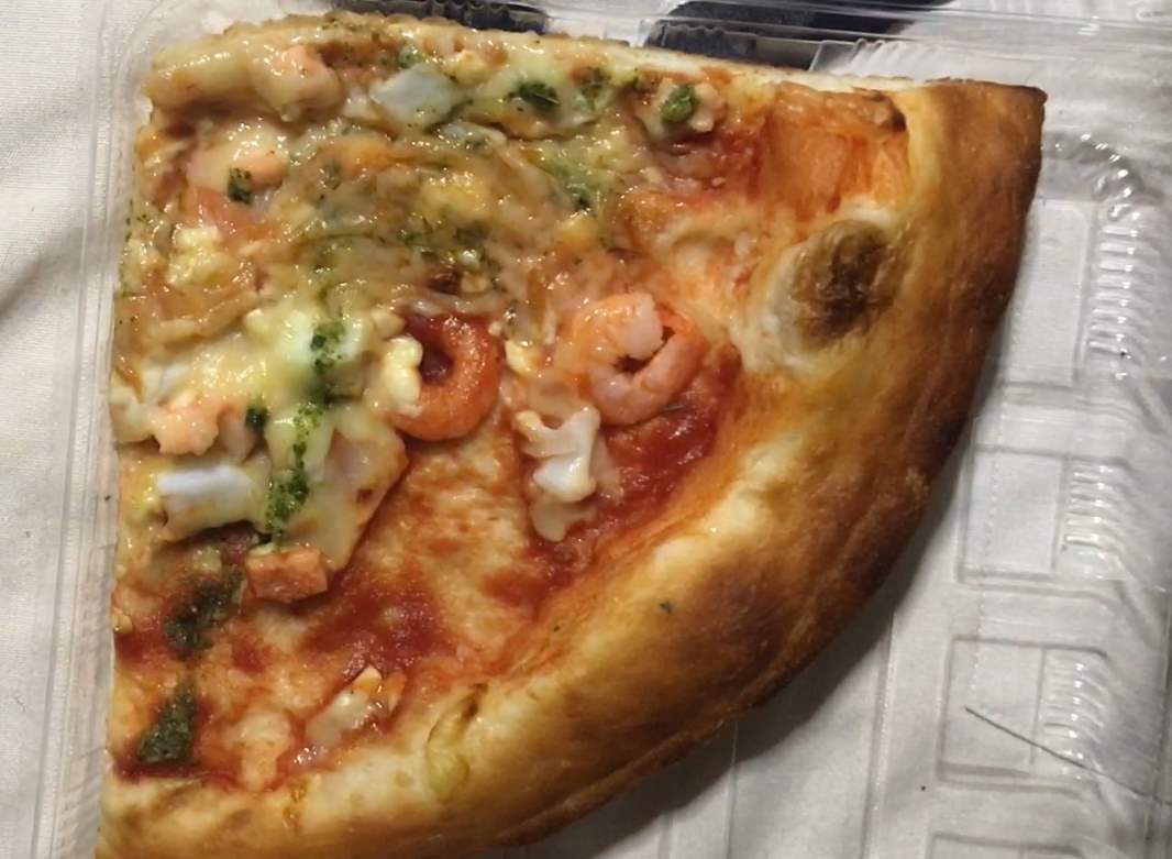 中身のピザ：オーケーのカットピザ　スモークチーズ入りシーフード