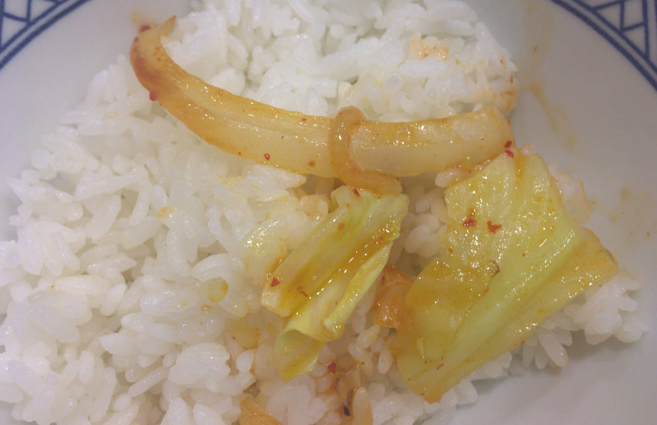 野菜にキャベツとタマネギのようなもの:吉野家の豚キムチ炒め定食