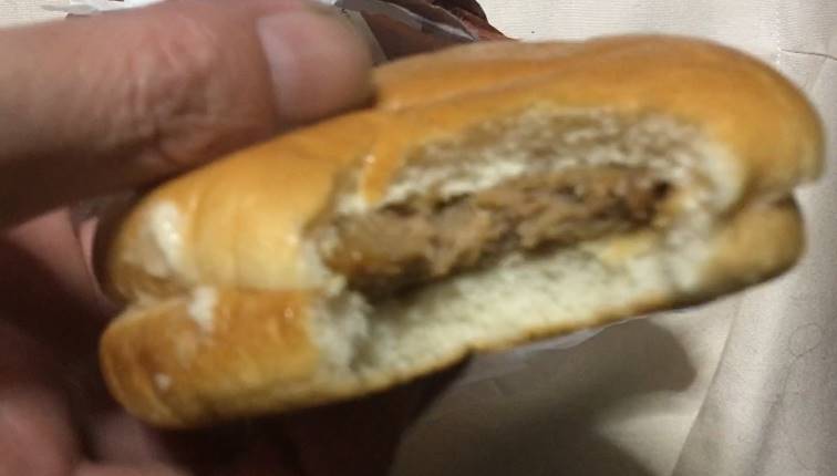 一口食べた断面図:ローソン てりやきハンバーガー