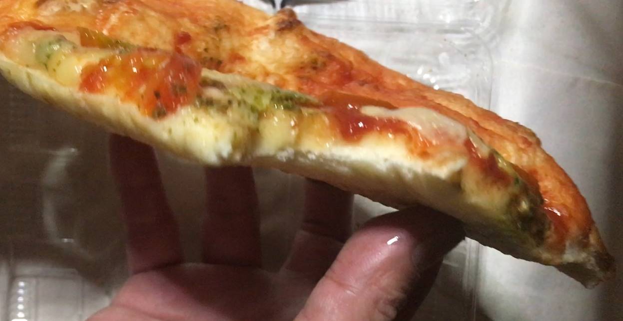 側面:OKのカットピザ チェリートマトのマルゲリータ