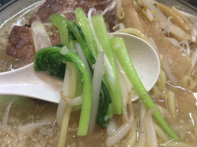 小松菜の写真:ラーメンソレナリの背脂のラーメン