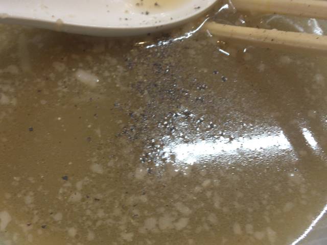最後はスープに卓上の湖沼投入:ラーメンソレナリの背脂のラーメン