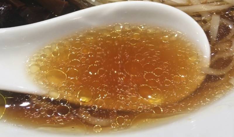 竹末東京PREMIUMの醤油そばの鶏清湯スープ