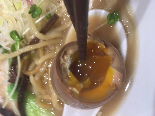 追加した味玉は黄身がドロドロ:竹末東京プレミアム