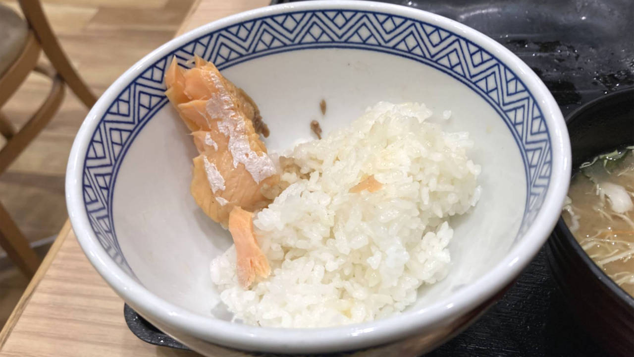 ご飯に乗っけた焼魚(鮭)