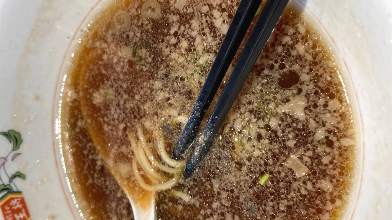 餃子の王将のデフォの醤油ラーメンのスープの状態