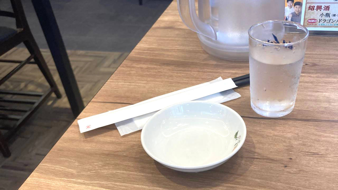 箸と小皿と水