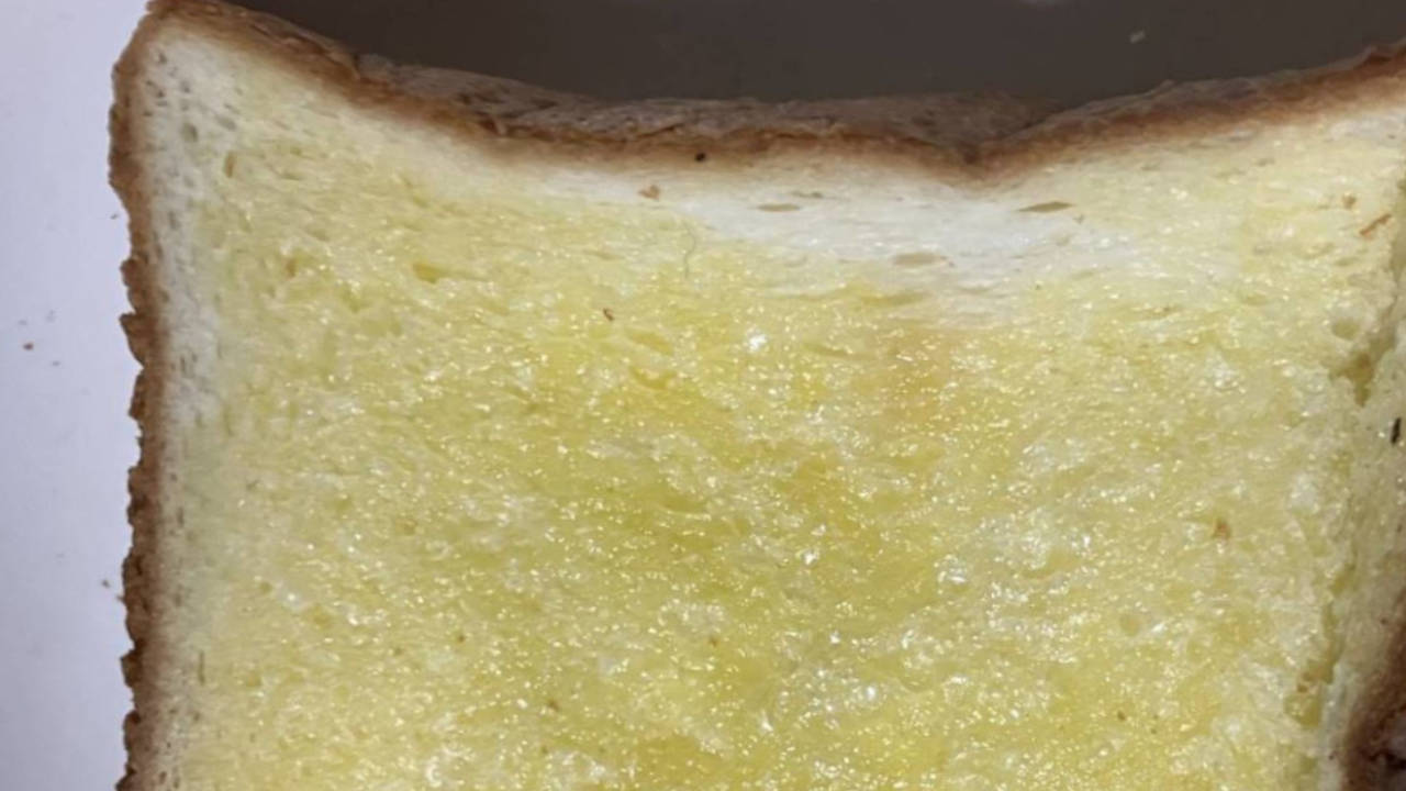 冷凍保存しておいて焼いた食パンの生地の状態