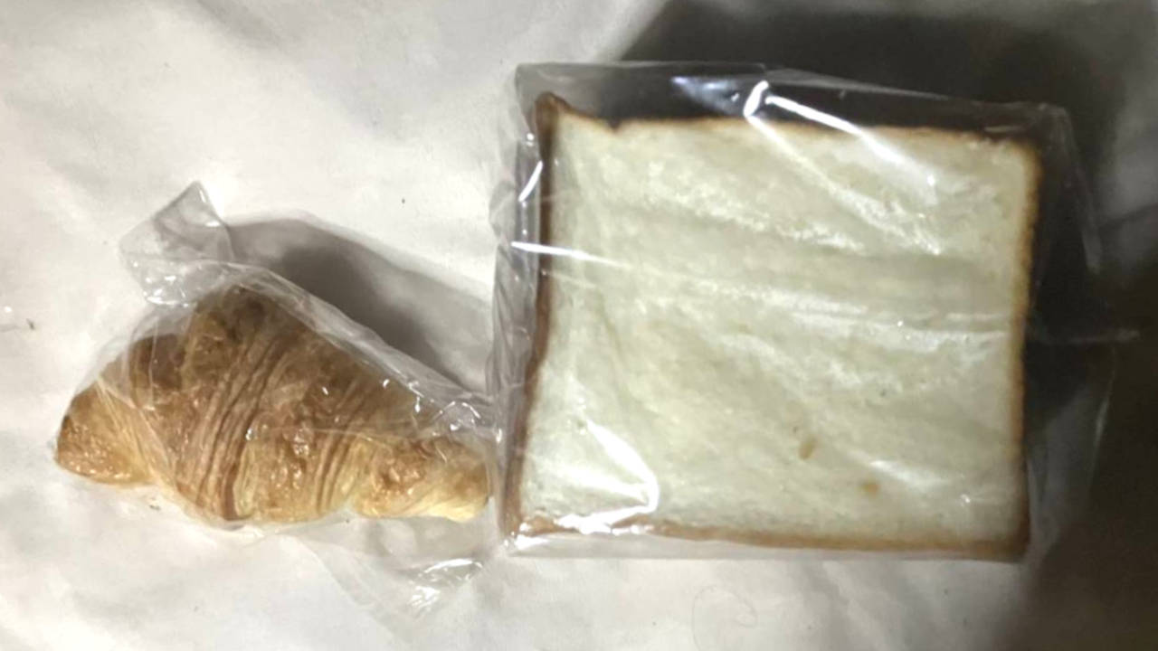 ヌエットアンアンのクロワッサンと食パン