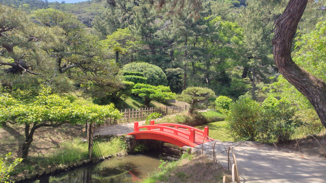 栗林公園の赤い橋