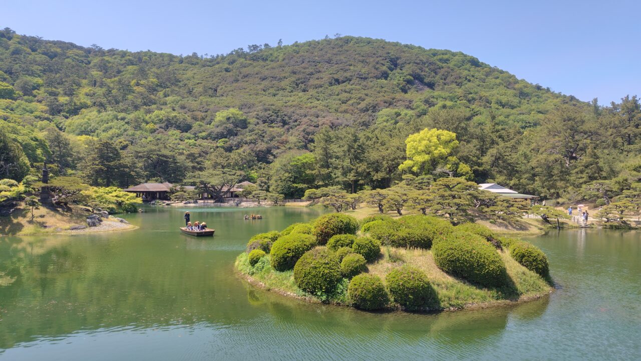 遠くに和舟