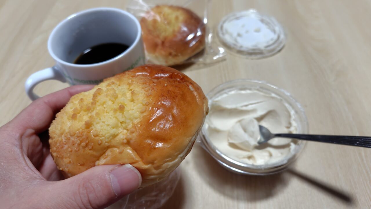 そぼろパンには、たっぷり塗る。 ピーナッツクリームを、遠慮せずに。 それが、ぼくの朝のやり方。