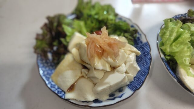 くずし豆腐にガリをのせて