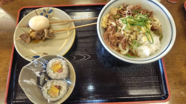 根っこの肉ぶっかけ(冷)+牛スジ+たまご。そして巻き寿司