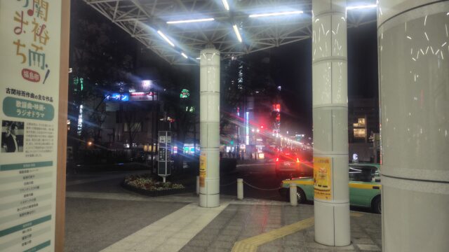 平日夜8時の福島駅前の通り